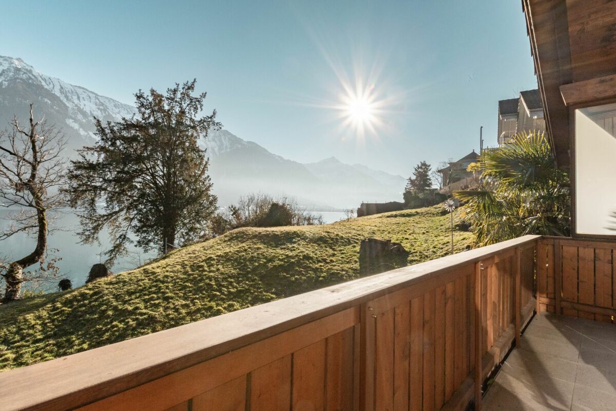 Balkon mit Seeblick und Bergpanorama
