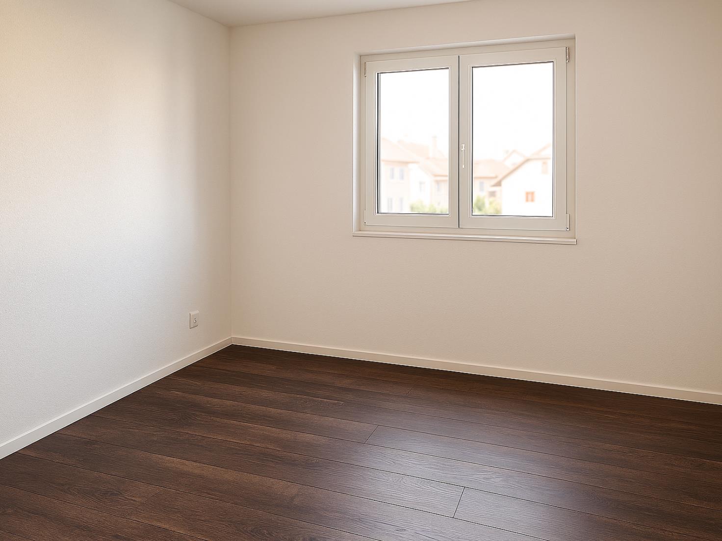 Leerer heller Raum mit Fenster