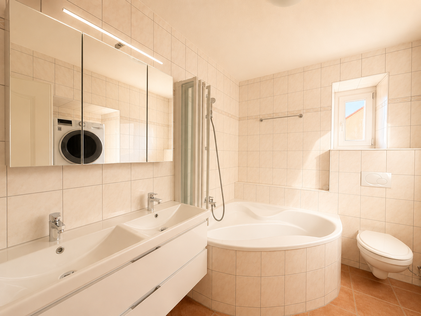 Helles Badezimmer mit Wanne und Doppelwaschtisch