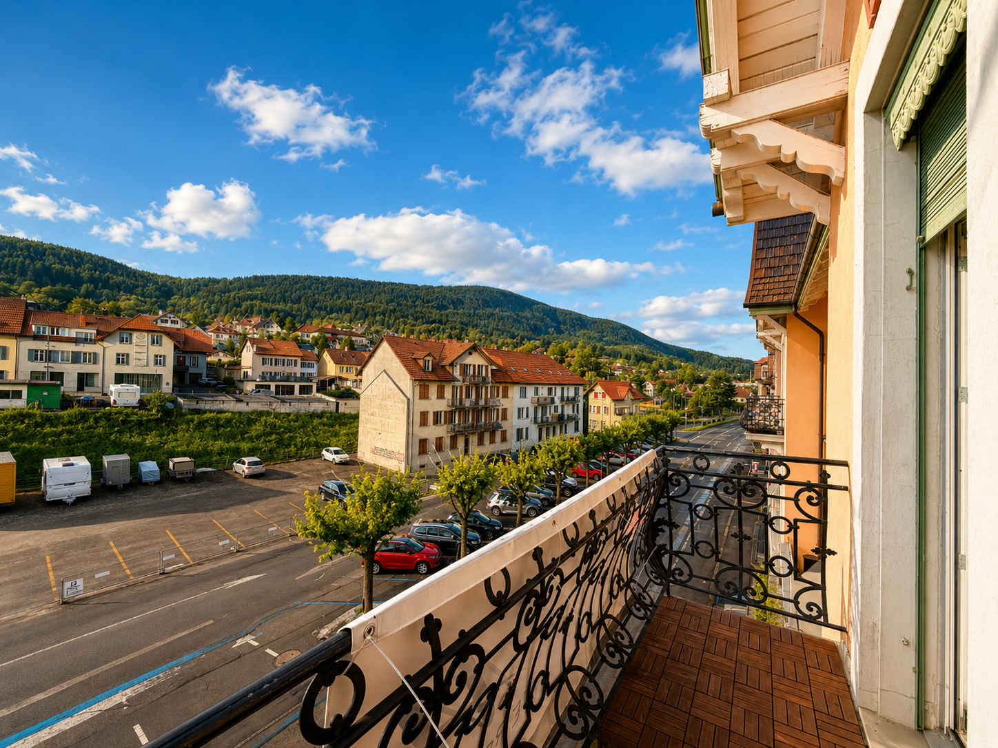 Balkon mit Stadt- und Bergblick