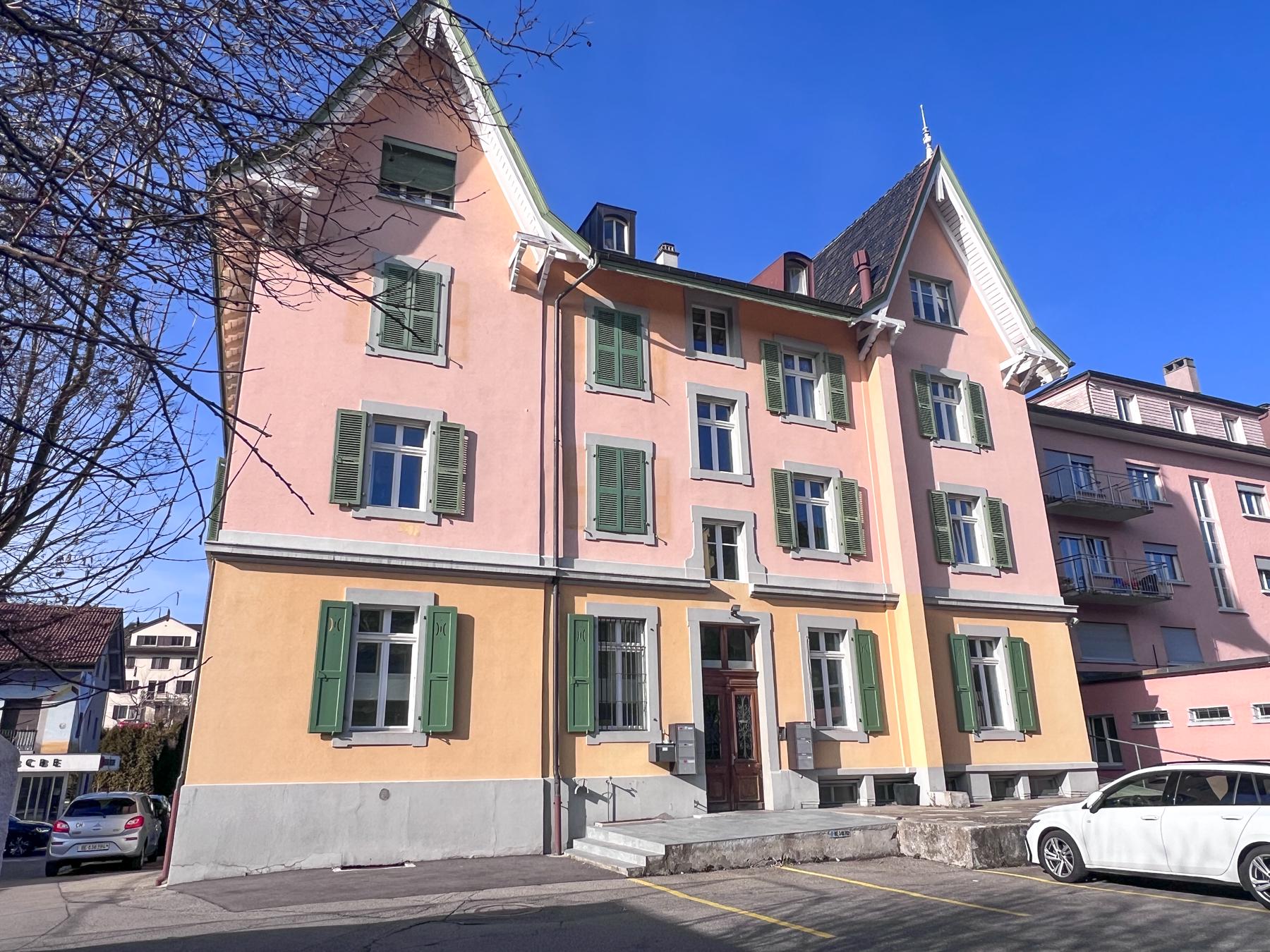 Historische Wohnfassade mit grünen Fensterläden