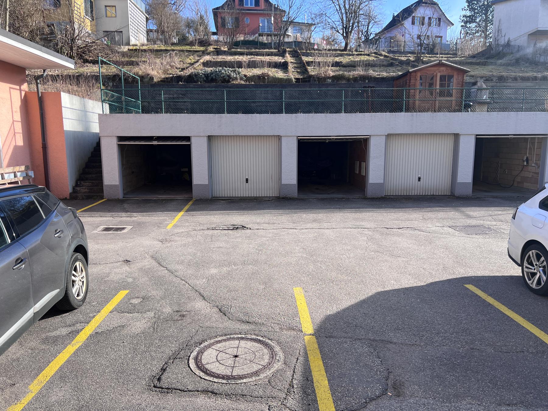 Außenansicht einer Garagenanlage mit Stellplätzen