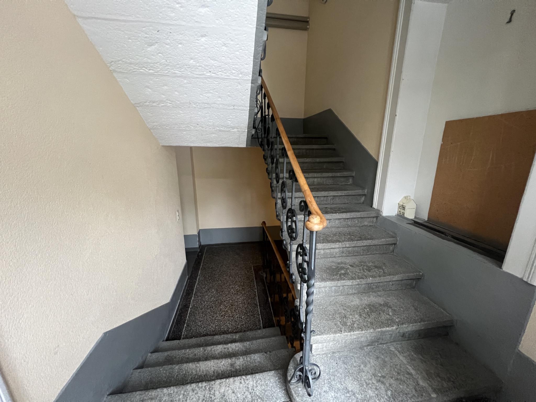 Treppenhaus mit Steinstufen