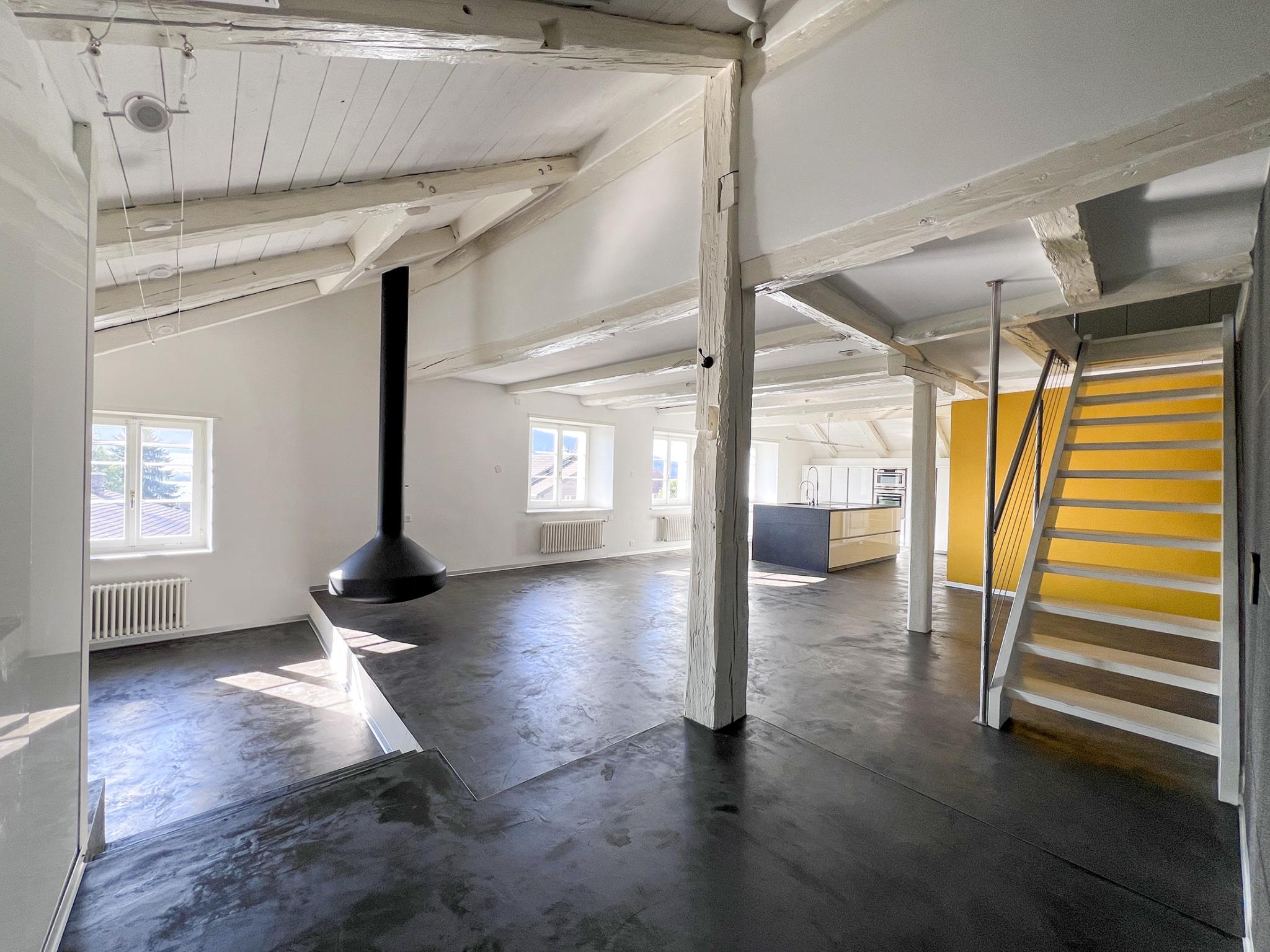 Offener Wohnbereich mit Galerie und Treppe