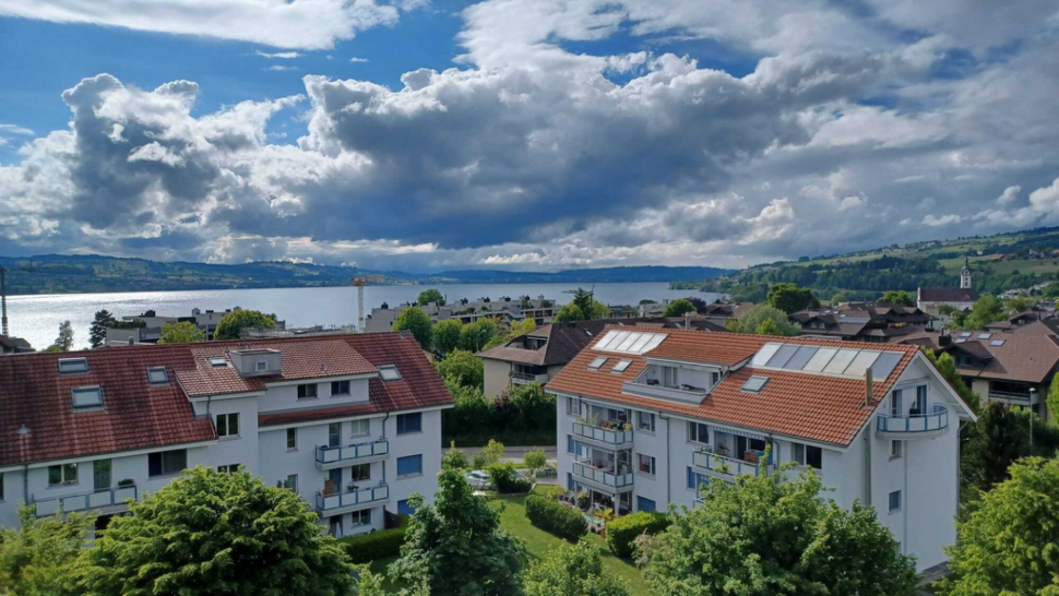 Seeblick über Wohnhäuser