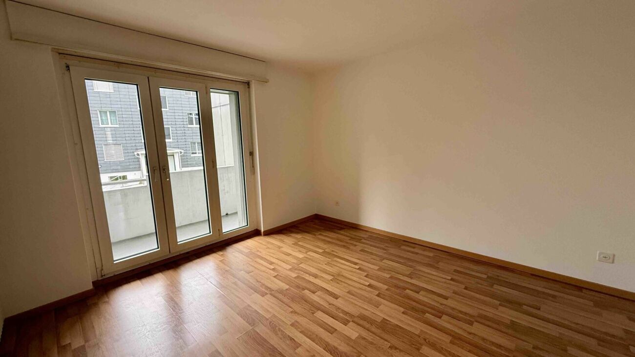 Helles leeres Zimmer mit Balkonzugang