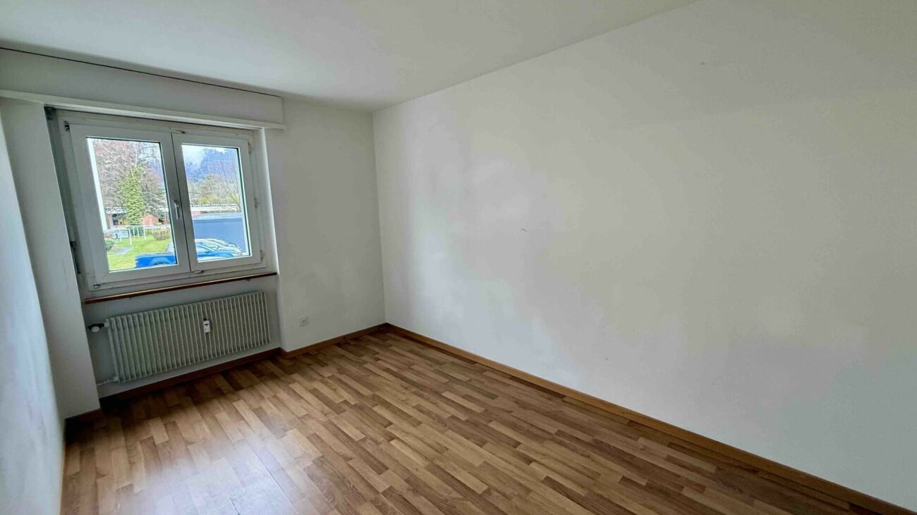 Leerer Raum mit Fenster und Heizkörper