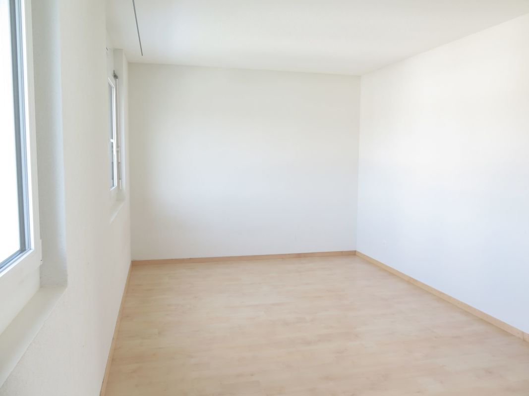 Leerer heller Raum mit Fenstern