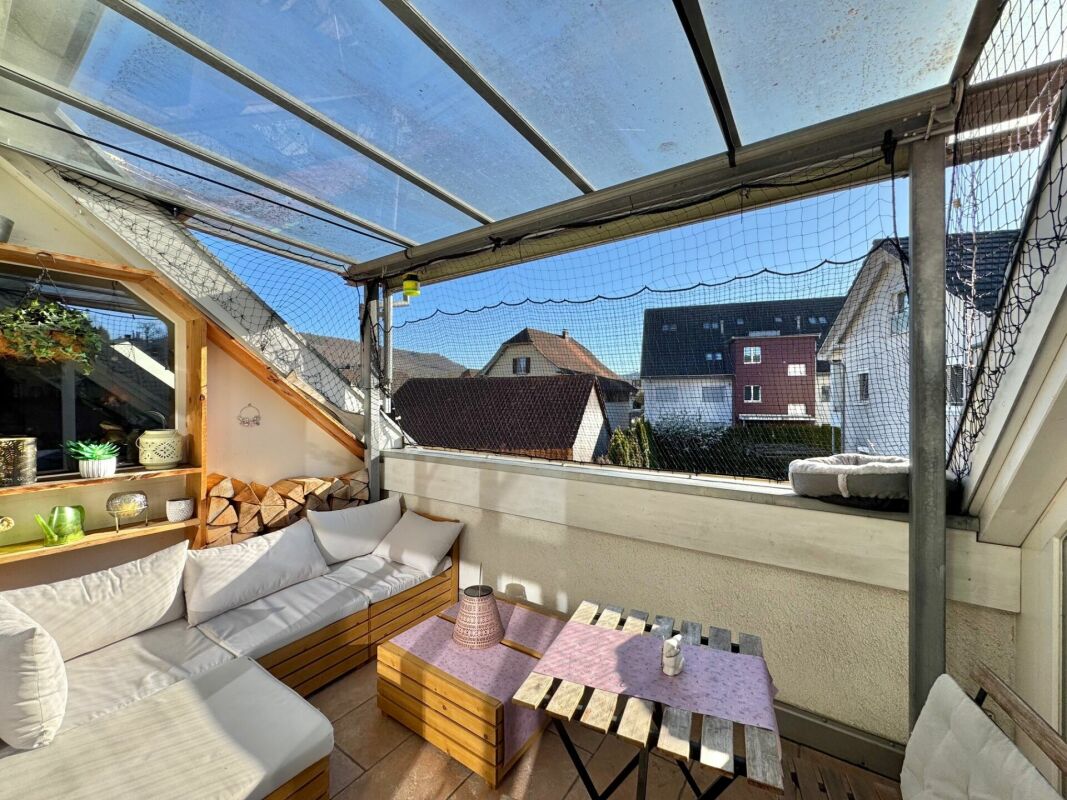 Überdachte Dachterrasse mit Sitzgruppe
