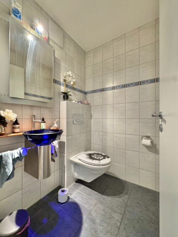 Gäste-WC mit dunklem Waschbecken