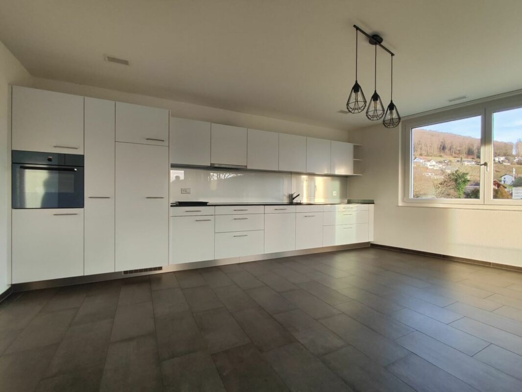 Moderne Küche mit großem Fenster
