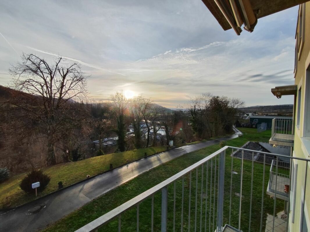 Balkon mit Fernblick bei Sonnenuntergang