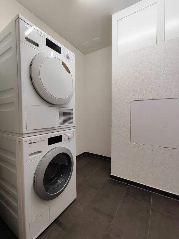 Hauswirtschaftsraum mit Waschmaschine und Trockner