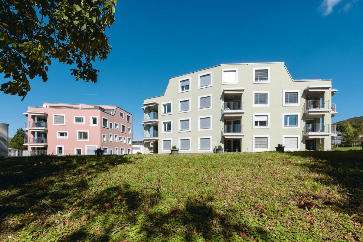 Mehrfamilienhaus mit Balkonen