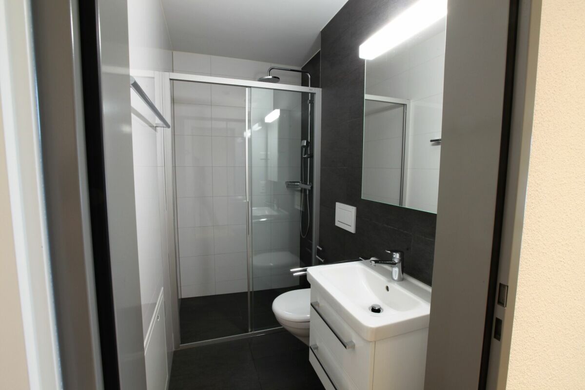 Modernes Duschbad mit Waschbecken