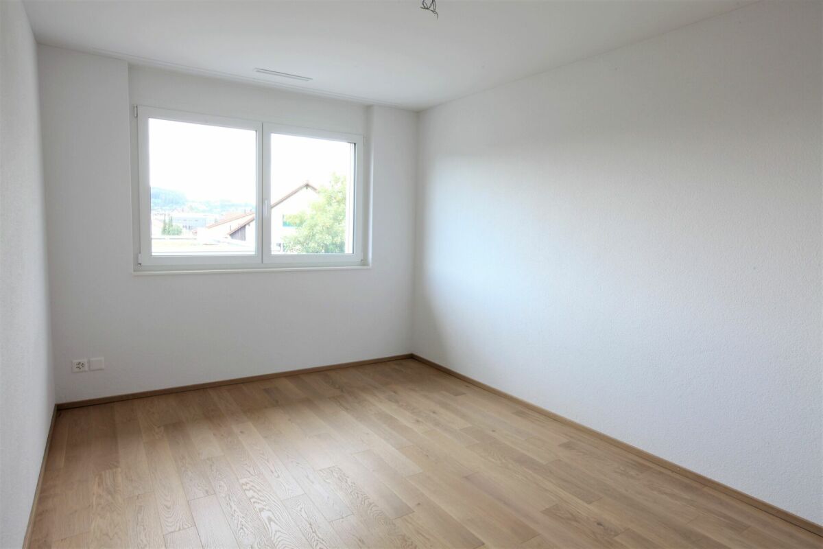 Leerer heller Raum mit Fenster