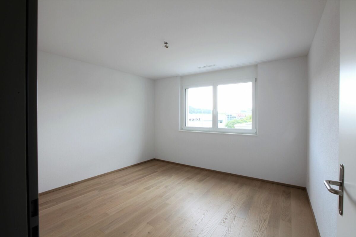 Leerer heller Raum mit Fenster