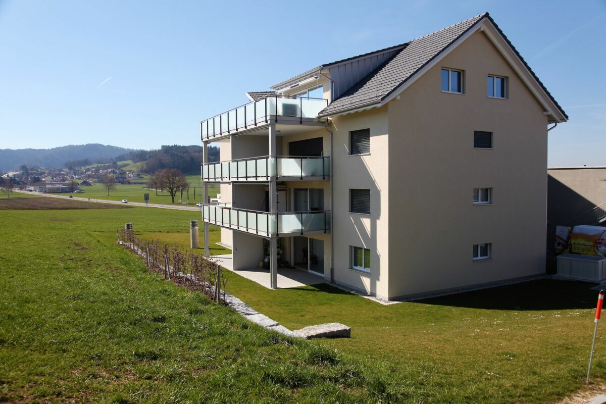 Mehrfamilienhaus mit Balkonen in ländlicher Lage