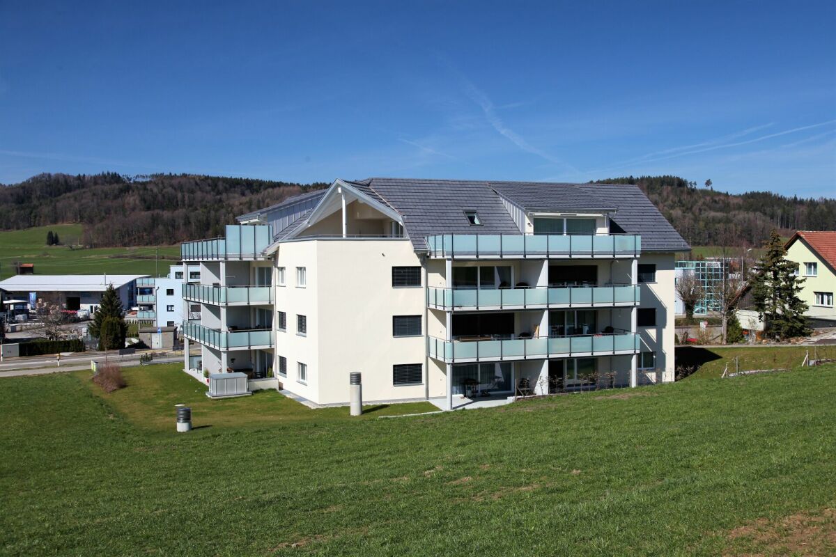 Mehrfamilienhaus mit Balkonen in ländlicher Umgebung