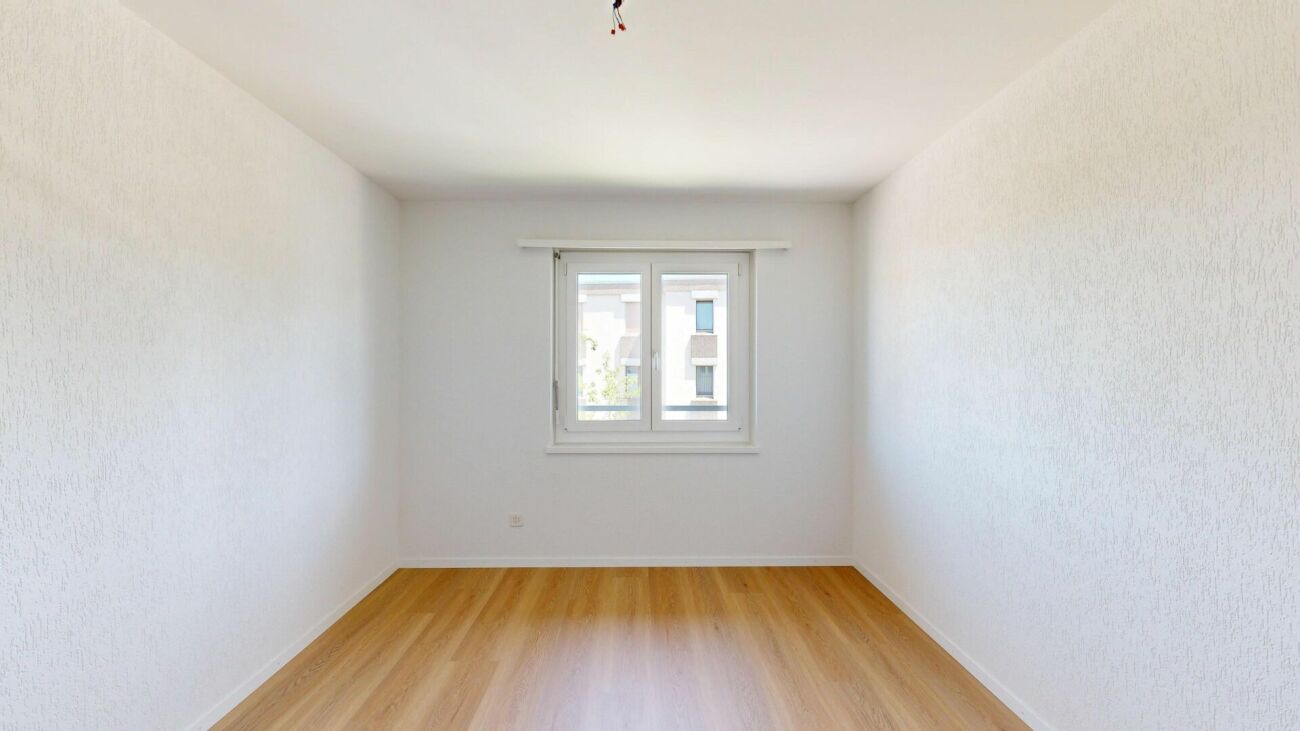 Leerer heller Raum mit Fenster