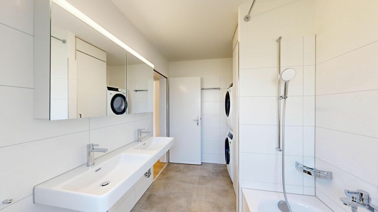 Modernes Badezimmer mit Waschtisch und Waschmaschine