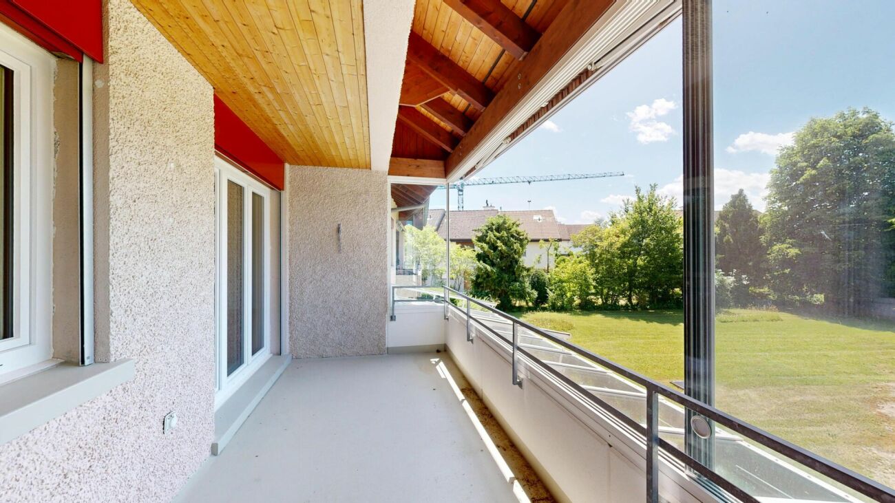 Überdachter Balkon mit Gartenblick