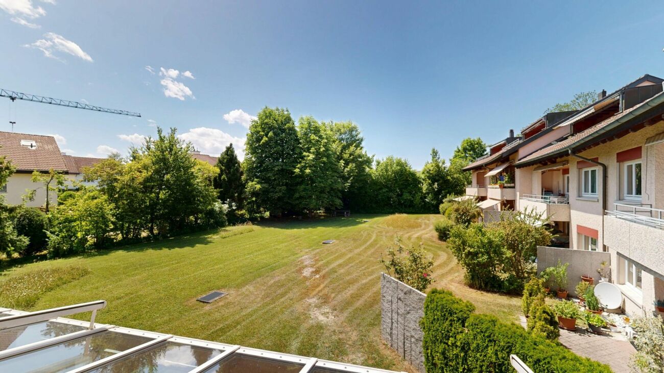 Blick auf Garten und Wohngebäude