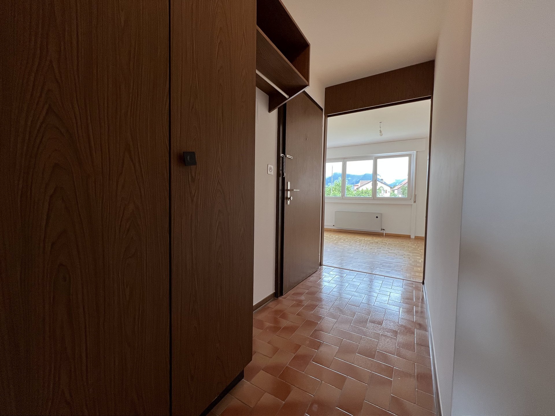 Heller Eingangsbereich mit Blick ins Zimmer