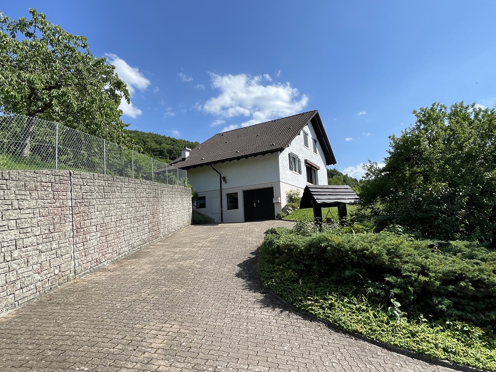 Einfahrt zu einem Einfamilienhaus im Grünen