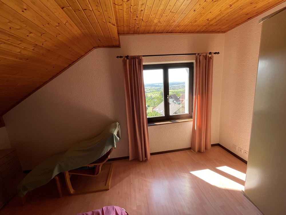 Dachzimmer mit Dachschräge und Ausblick