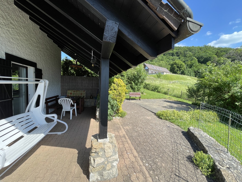 Überdachte Terrasse mit Gartenblick