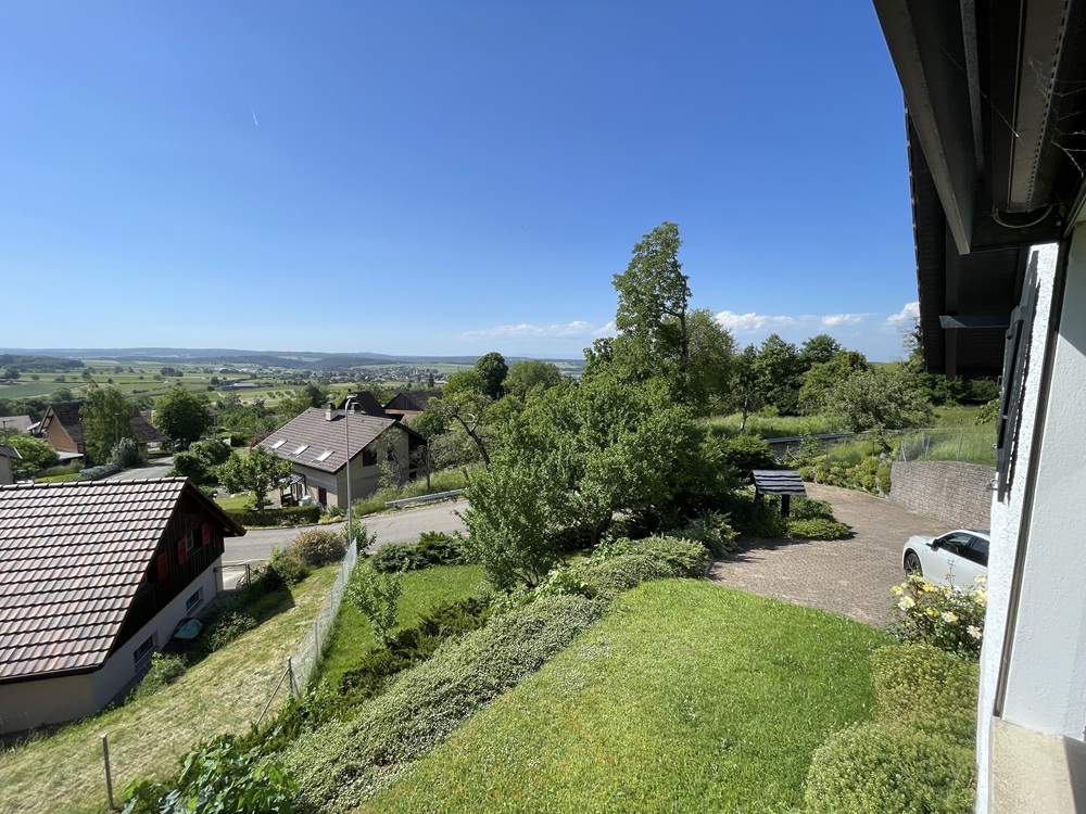 Garten- und Talblick von einem Haus aus