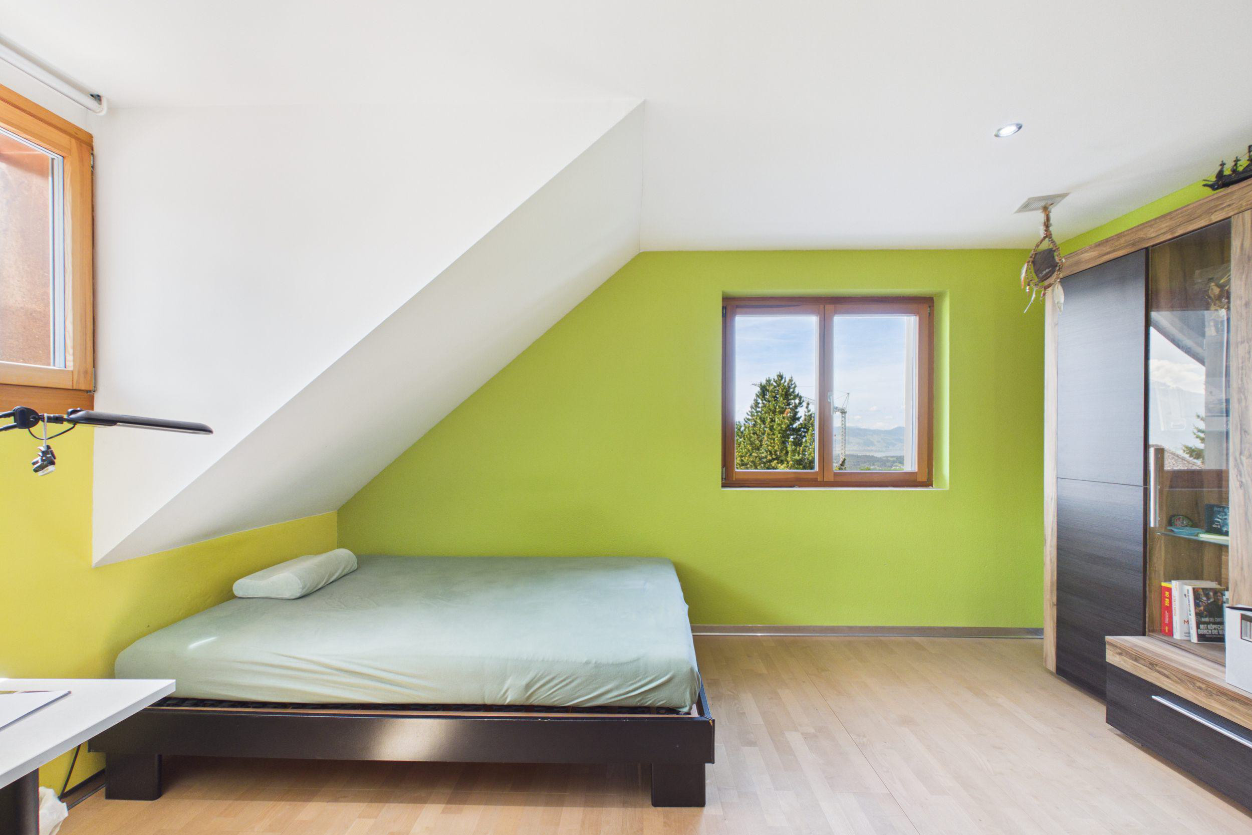 Dachgeschoss-Schlafzimmer mit Dachschräge