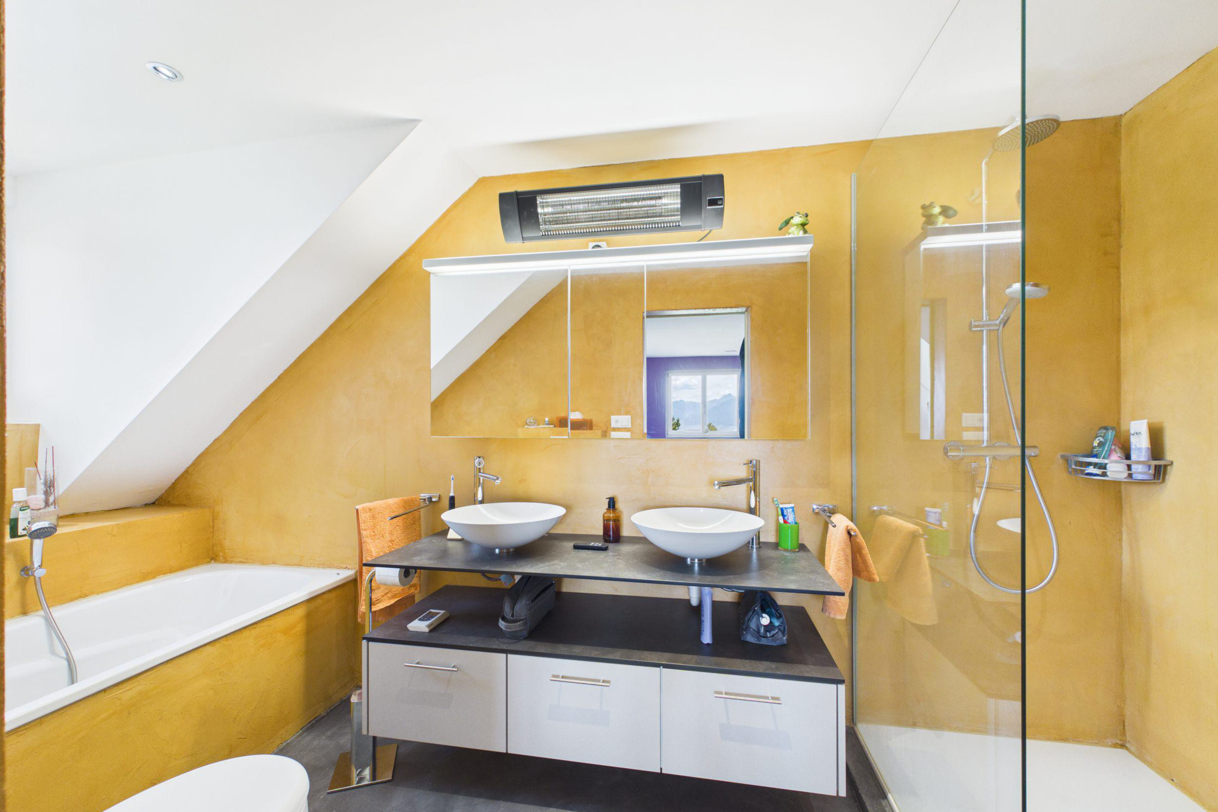 Modernes Badezimmer mit Dachschräge und Doppelwaschtisch