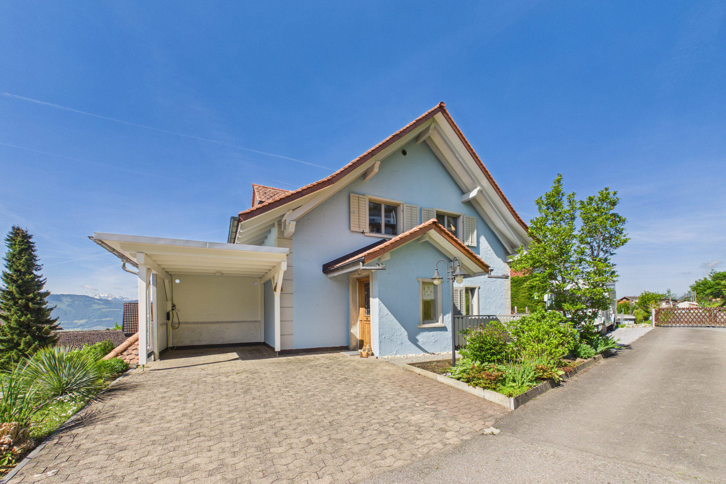 Außenansicht eines Einfamilienhauses mit Carport