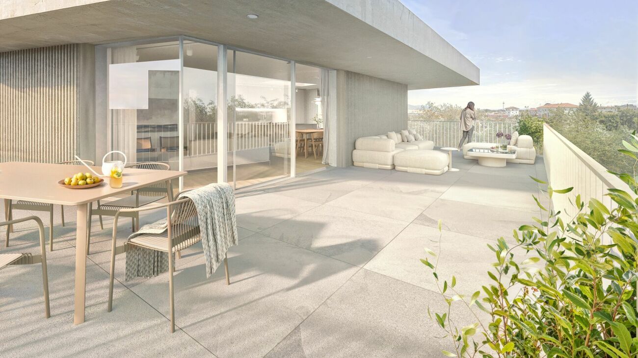 Große moderne Dachterrasse mit Sitz- und Essbereich