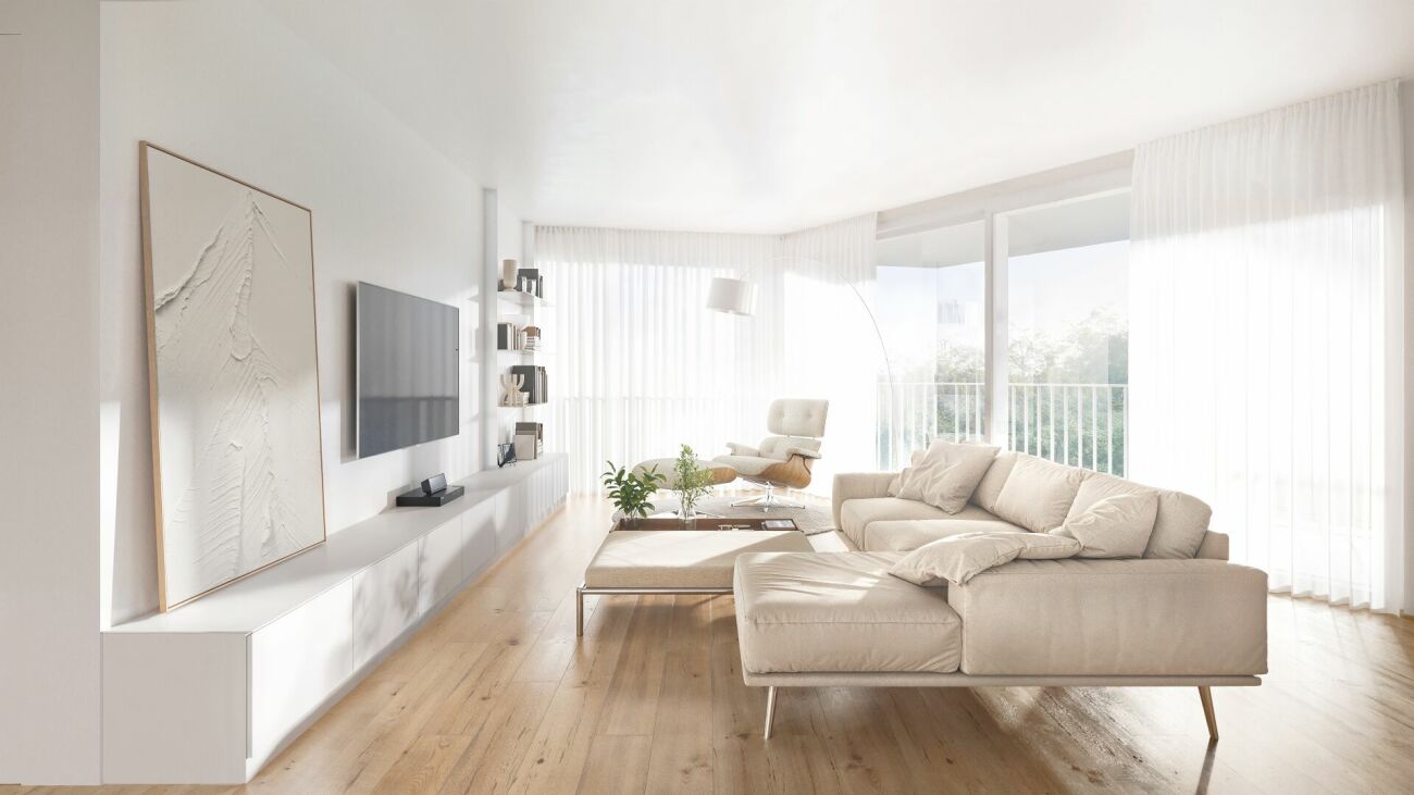 Helles, modernes Wohnzimmer mit großer Fensterfront
