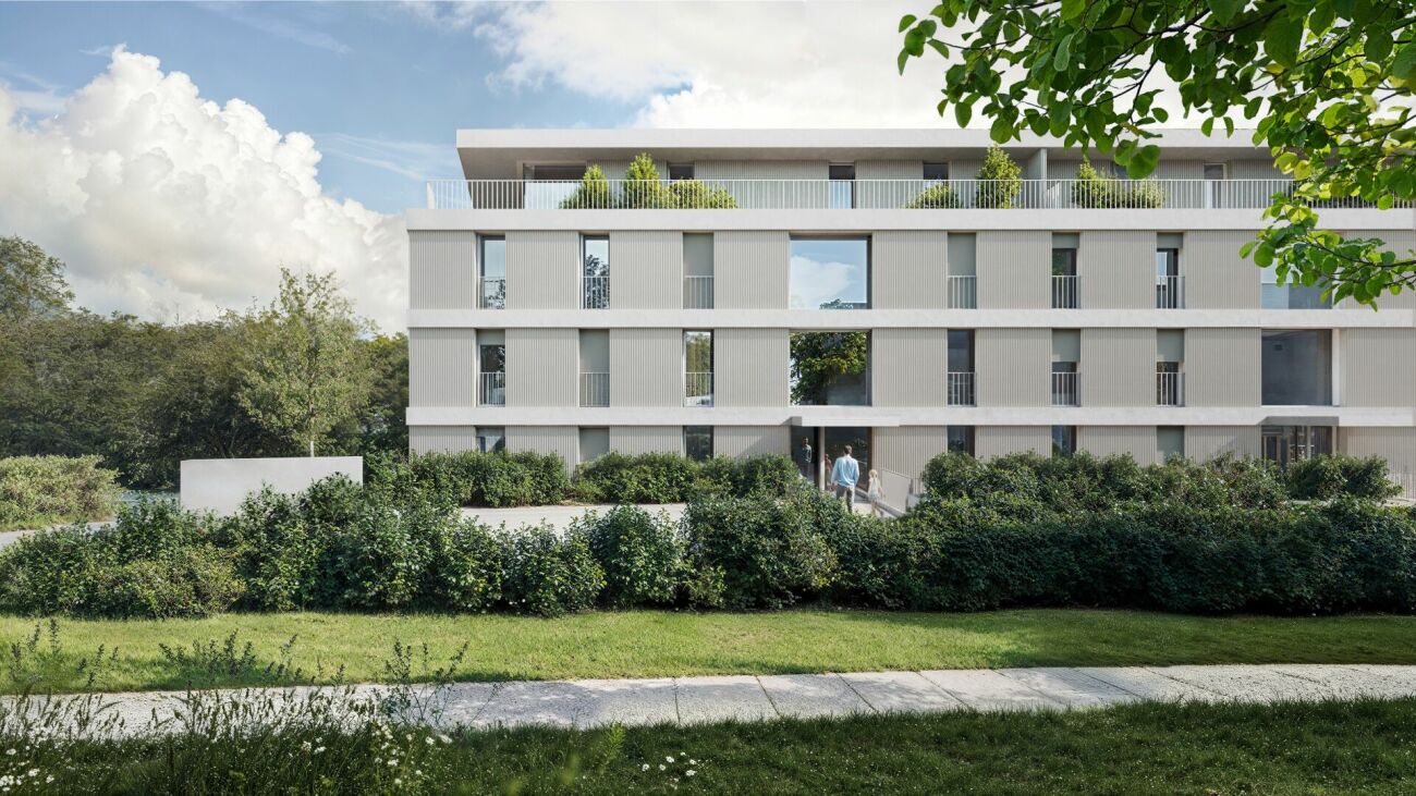 Modernes Mehrfamilienhaus mit begrünten Balkonen