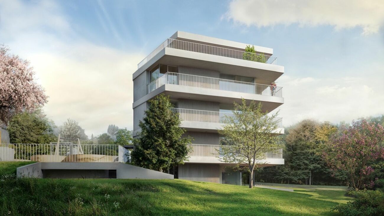 Modernes Mehrfamilienhaus mit großzügigen Balkonen im Grünen