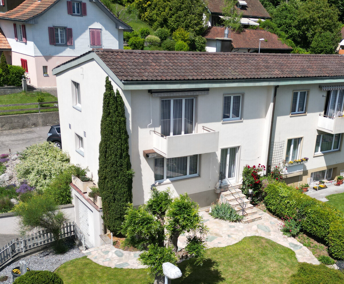 Wohnhaus mit Garten in Hanglage