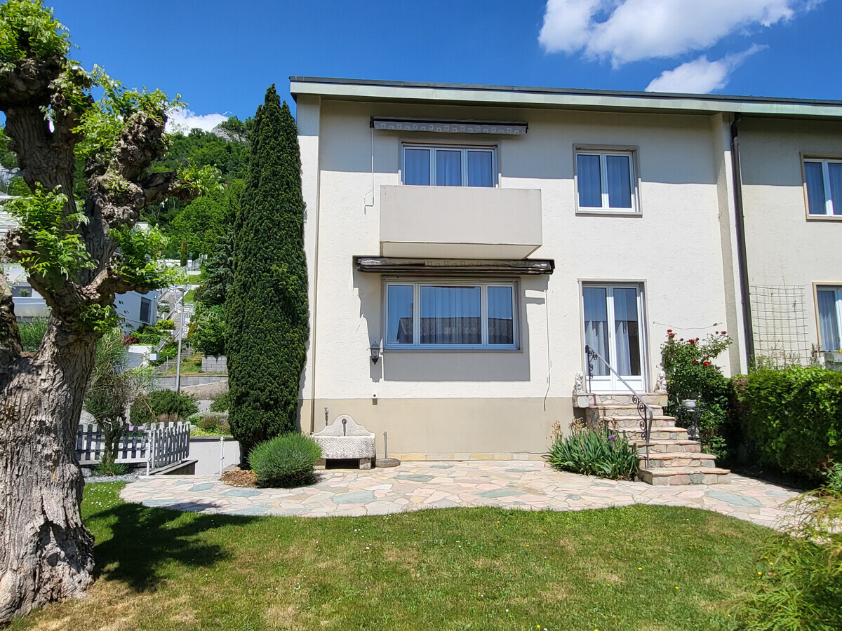 Gepflegte Hausfassade mit Garten und Balkon