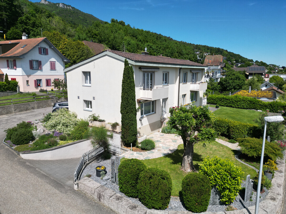 Wohnhaus mit Garten und Bergblick