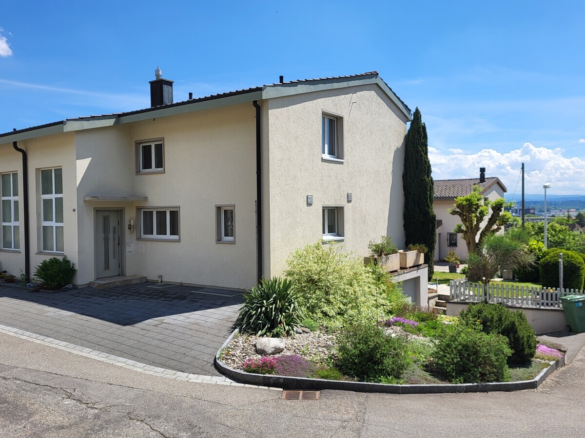 Freistehendes Wohnhaus mit Vorgarten