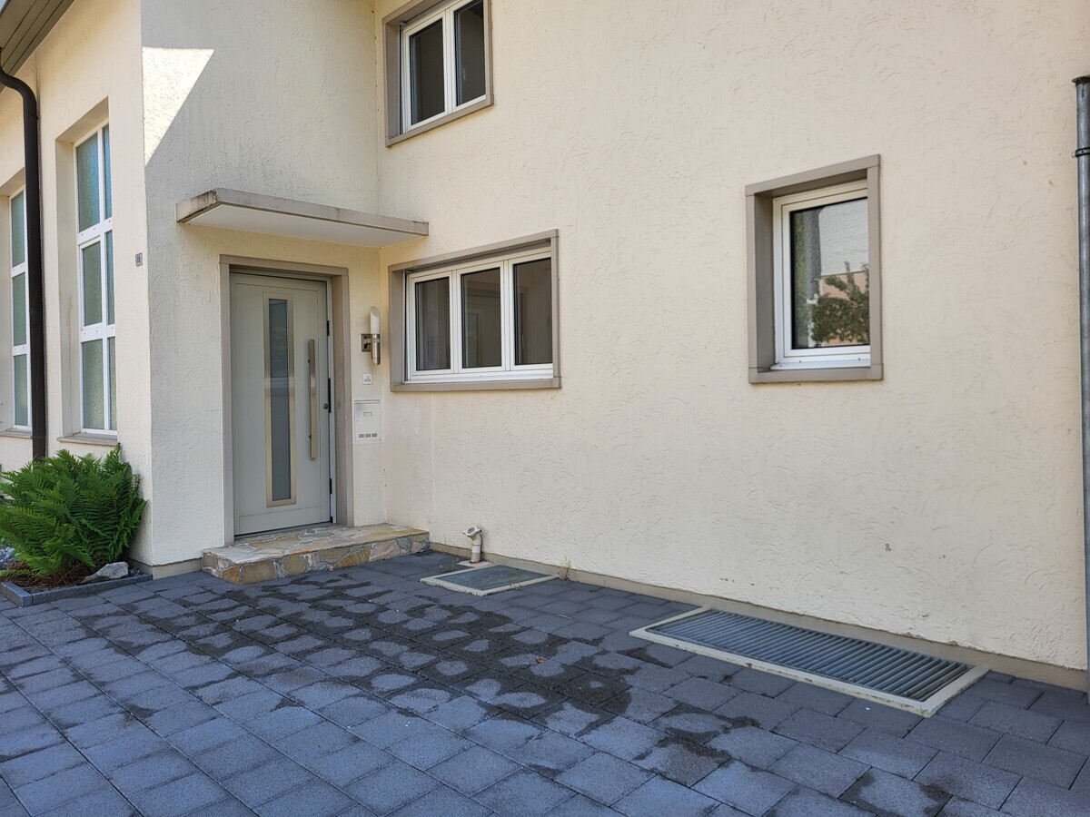 Hauseingang mit gepflastertem Vorbereich