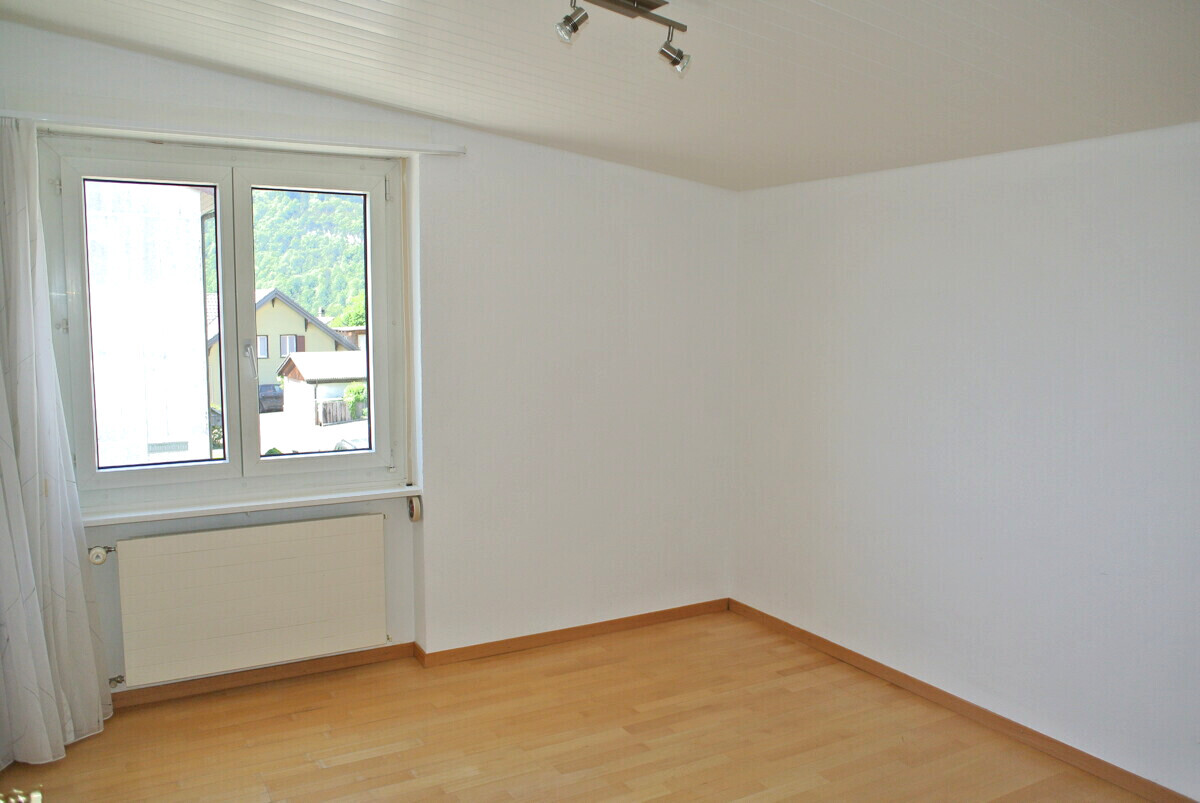 Heller, leerer Wohnraum mit Fenster