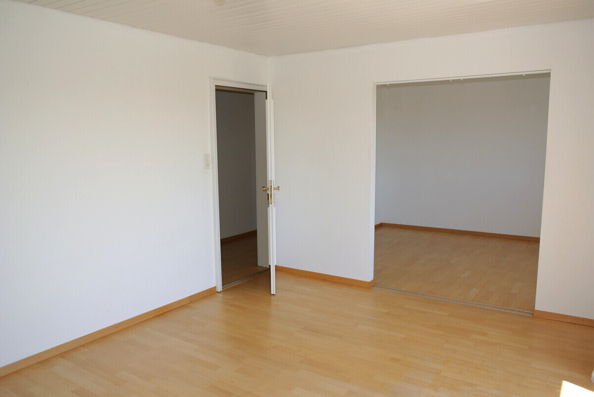 Heller leerer Raum mit Holzboden
