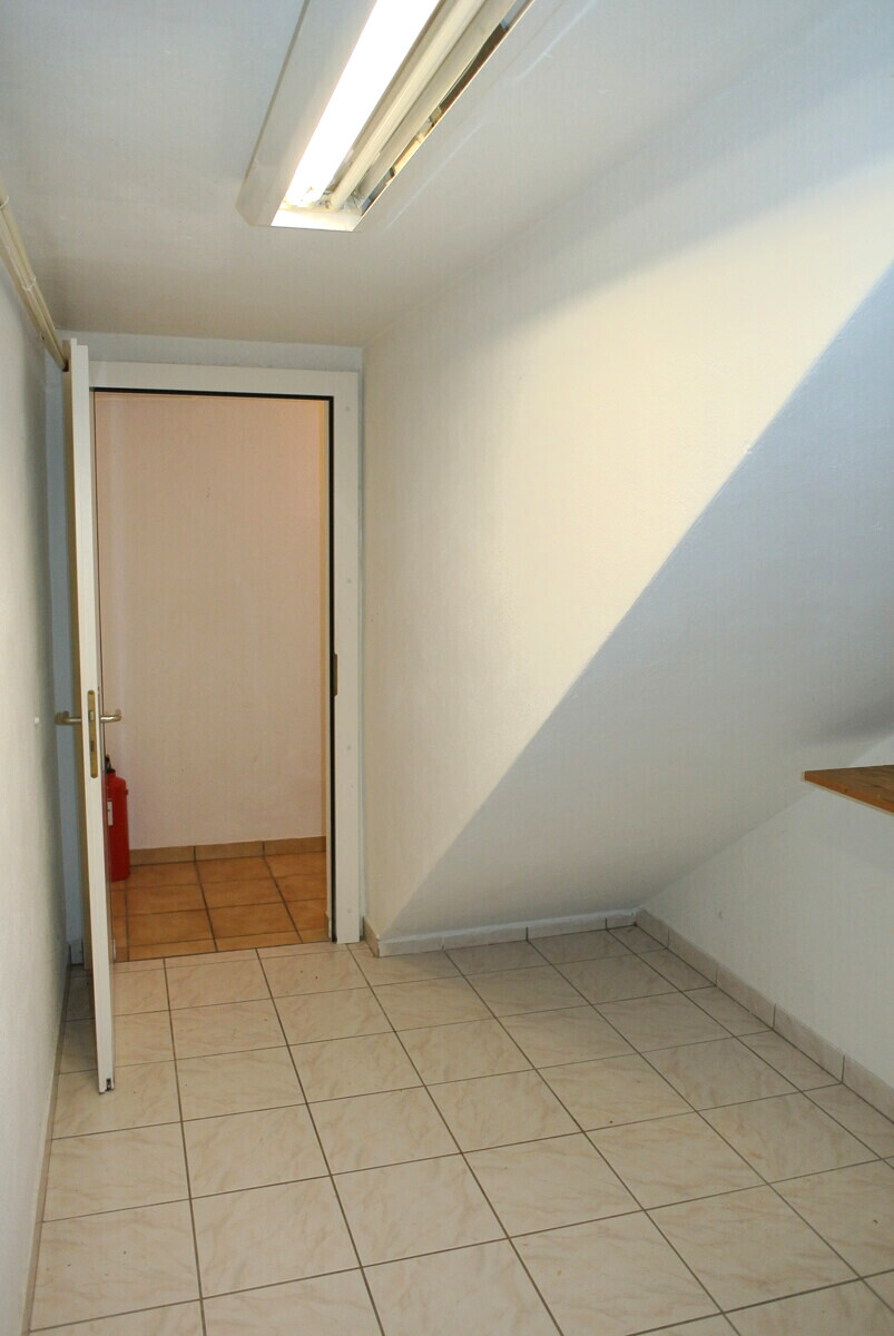 Kleiner gefliester Raum mit offener Tür