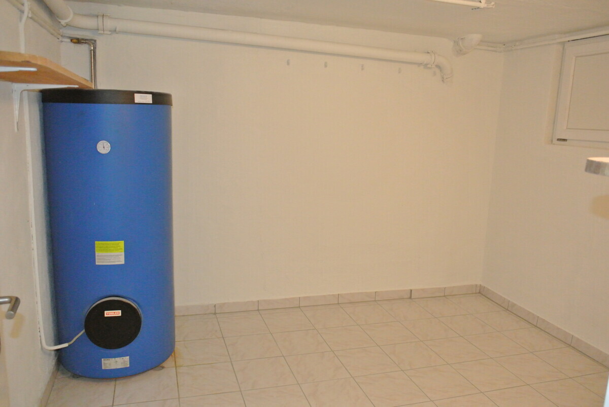 Technikraum mit Speicher und Fliesenboden