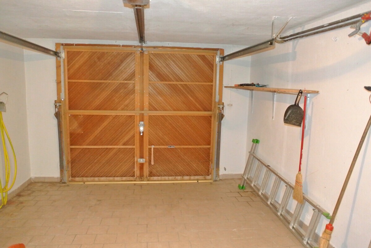 Garage mit Holz-Flügeltor