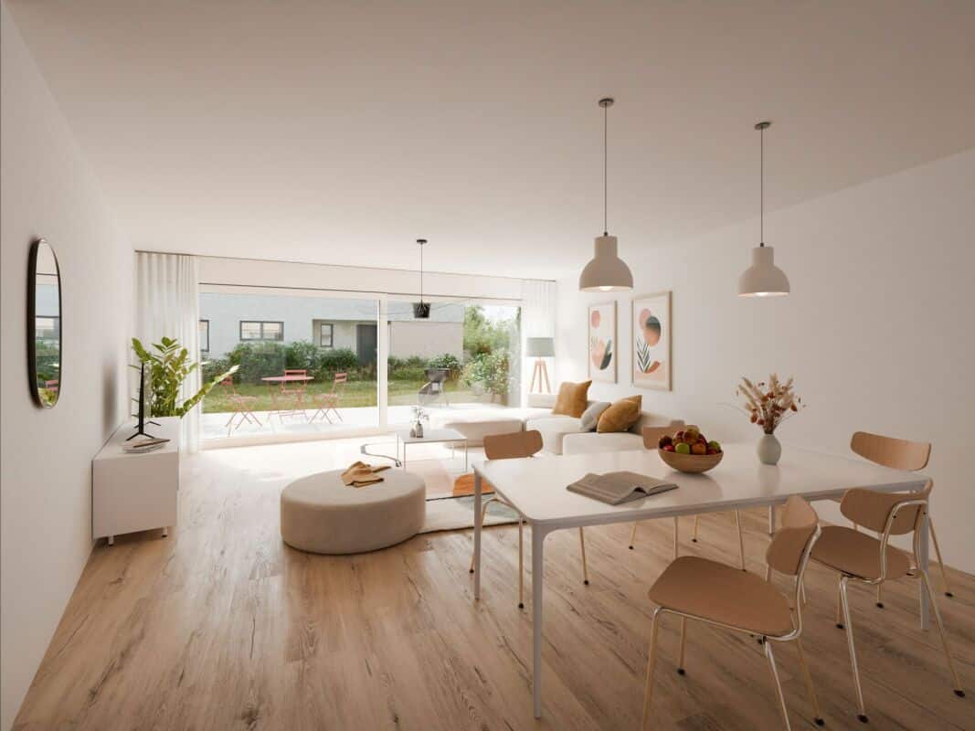 Heller Wohn-Essbereich mit großer Fensterfront zum Garten